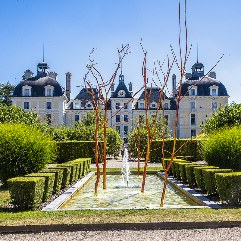 fontaine avec le château de Cheverny en arrière-plan