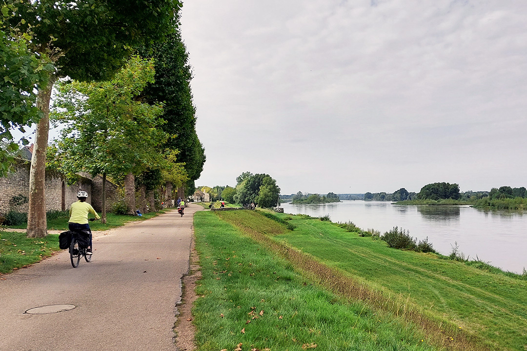 cyclistes-bords-de-loire-saint-dye