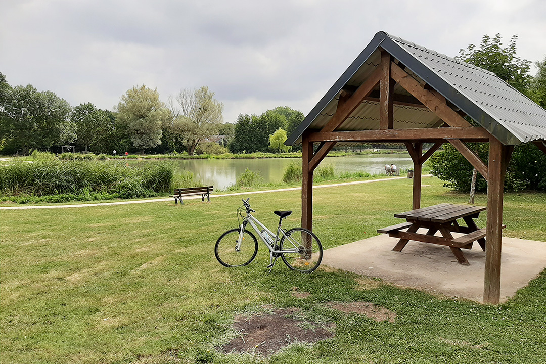 Vélo au bord de l'eau