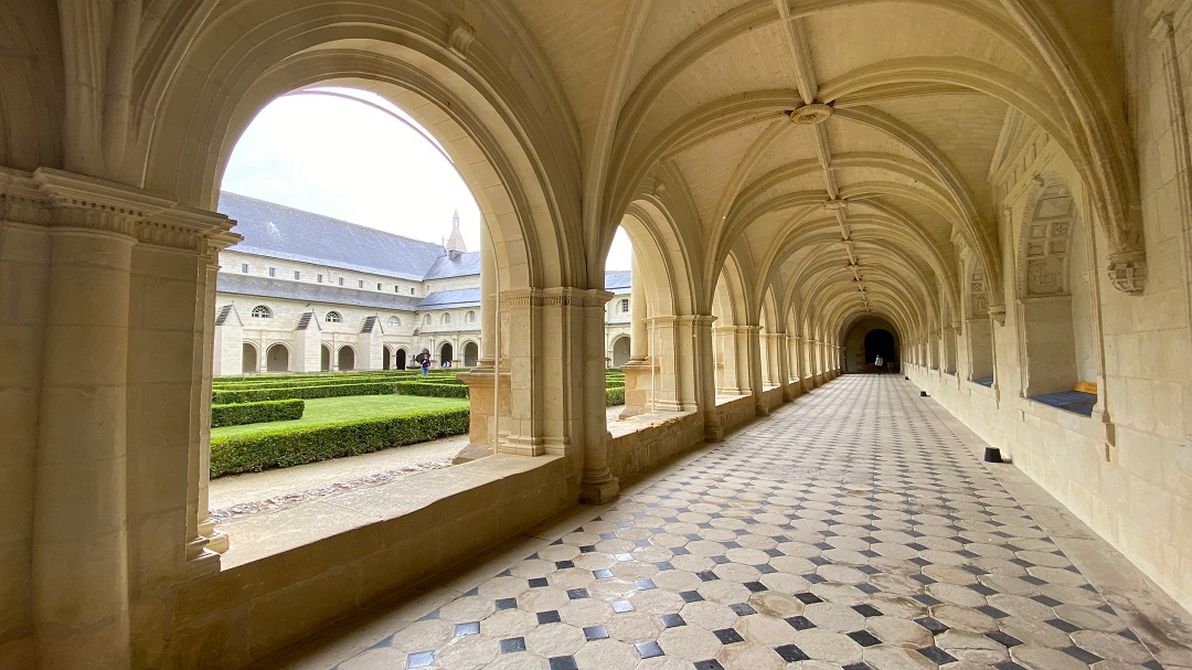 SA201-abbaye-de-fontevraud-cloitre