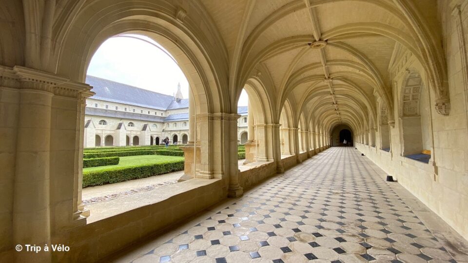 SA401 Fontevraud © Trip à Vélo